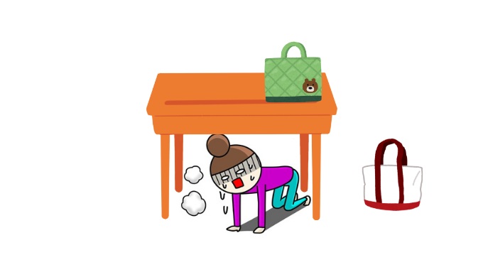 落下物から身を守る女性