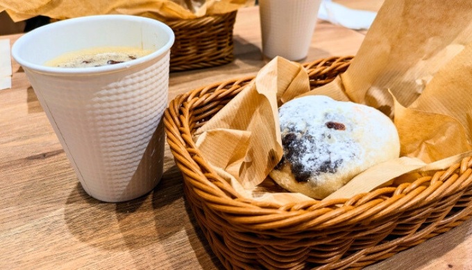 ブレッドバスケットに入ったパンとコーヒー